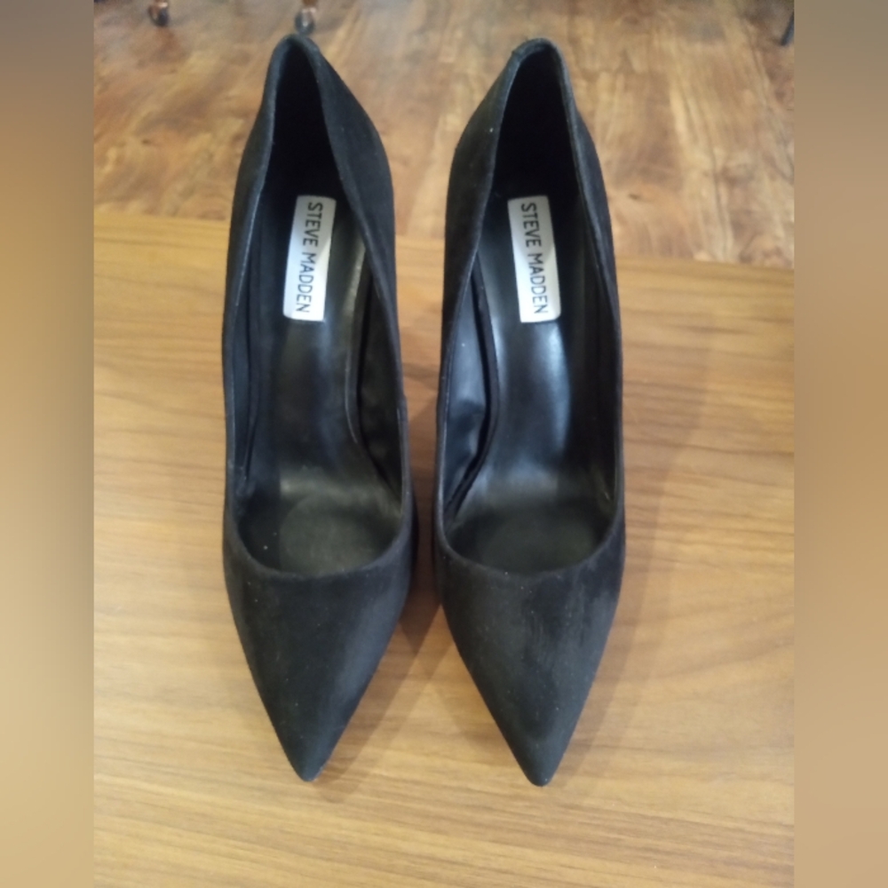 Steve Madden Black Suede Pointed Toe Pumps
